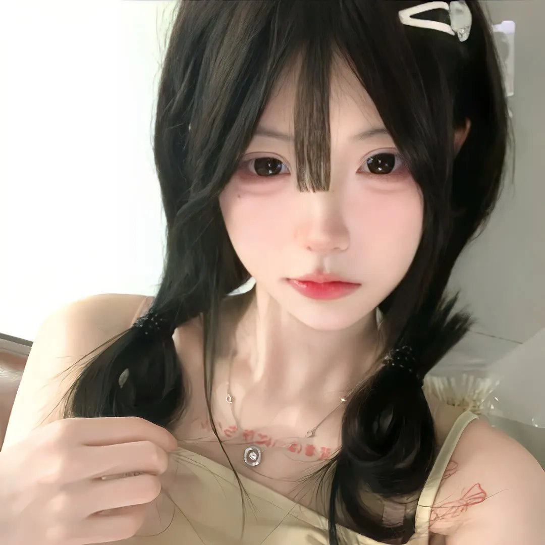 草莓月亮海报